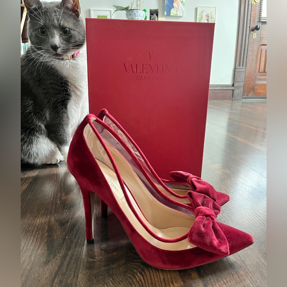 Valentino Garavani Red Velvet Pumps with Removable Bow Size 38.5